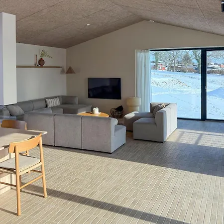 4 Bedroom Beautiful In Σπίτι διακοπών *