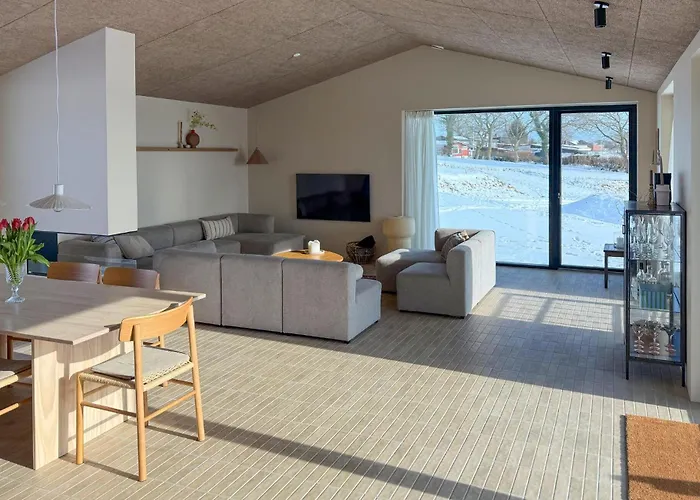 4 Bedroom Beautiful In Holiday home *