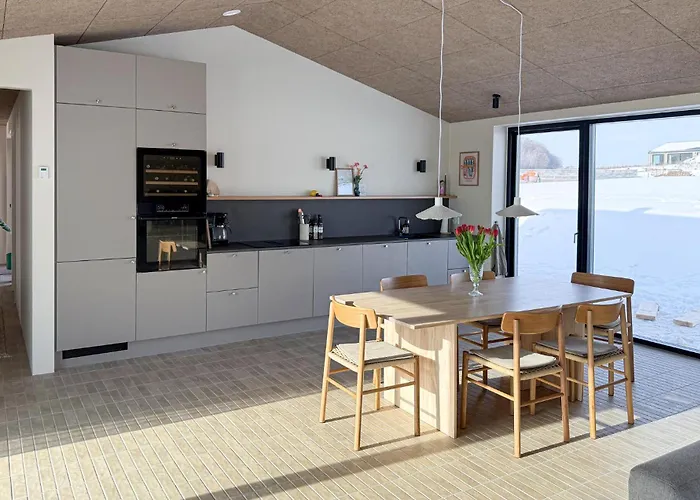 4 Bedroom Beautiful In Holiday home