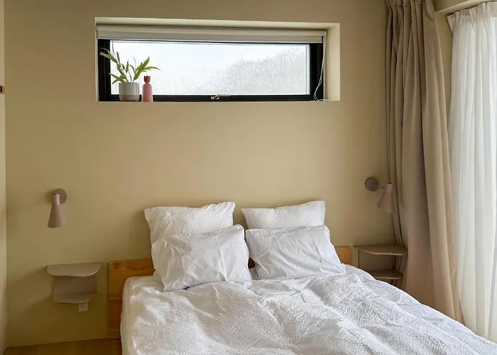 4 Bedroom Beautiful In Holiday home
